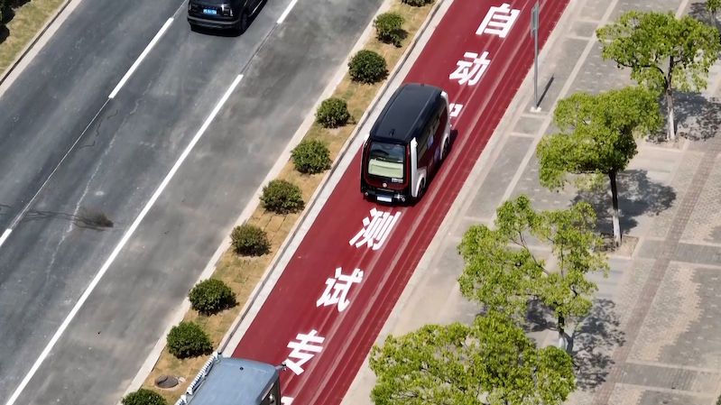 V Šanghaji otevřeli speciální jízdní pruh pro autobusy bez řidiče